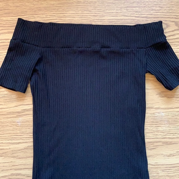 Aritizia Off-the-Shoulder Top - Picture 2 of 3